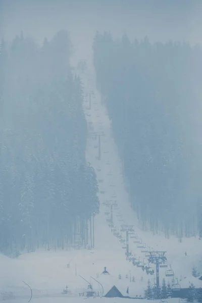Kayak Dağ Park Asansörde Kayakçı Snowboard Düşkünleri Soğuk Kış Günü — Stok fotoğraf