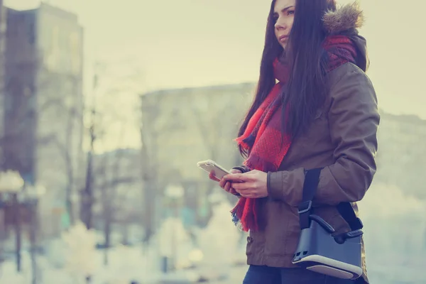 Jonge Vrouw Lopen Buiten Met Een Nieuwe Bril Voor Mobiele — Stockfoto