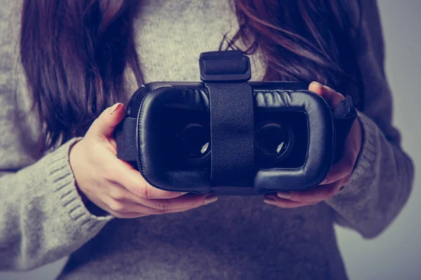 年轻女孩在虚拟现实耳机设备上玩手机游戏应用的肖像 适用于手机游戏的现代 适用于玩家的便携式 眼镜技术 增强现实小工具玩 Moblie — 图库照片