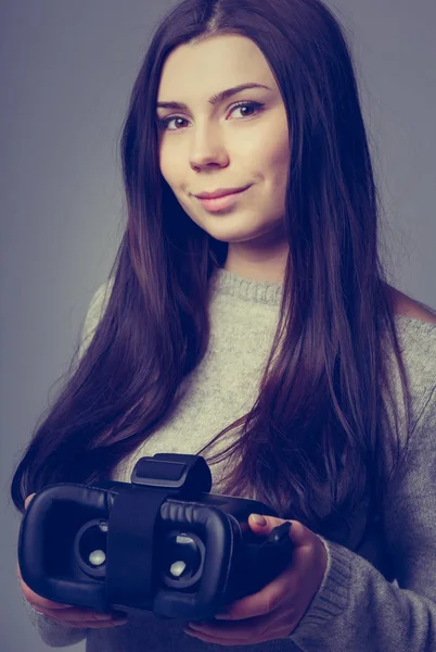漂亮的女孩与时尚新的虚拟现实眼镜手机游戏应用程序 使用手机游戏 随时随地使用应用程序 专注于女性手部的 流行的增强现实游戏小工具 — 图库照片