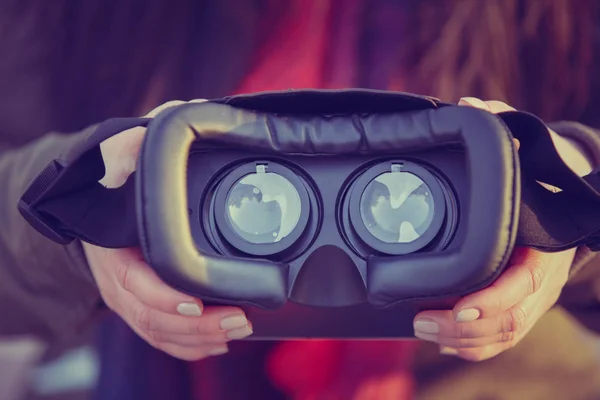 Mujer Sosteniendo Gafas Realidad Virtual Modernas Para Aplicación Juegos Móviles —  Fotos de Stock