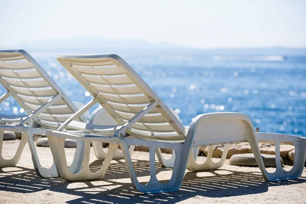 Dos Tumbonas Plástico Blanco Playa Disfrute Tomar Sol Relajarse Bajo — Foto de Stock
