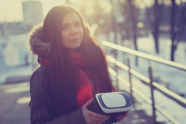 Pretty Girl Hold Cool Gafas Realidad Aumentada Modernas Para Aplicaciones — Foto de Stock