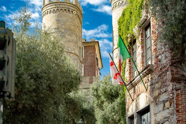 Zabytkowy Średniowieczny Zamek Murowany Dom Flagami Genua Włochy — Zdjęcie stockowe