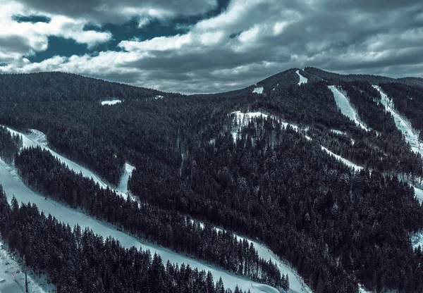 寒い季節に冬公園の美しい空中ドローン写真 アクティブな休日の観光 Europe Travel 先のカルパティア山脈の雪の風景 — ストック写真
