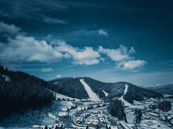 Piękny Drone Lotnicze Zdjęcie Krajobraz Gór Zimny Dzień Snowy Celem — Zdjęcie stockowe