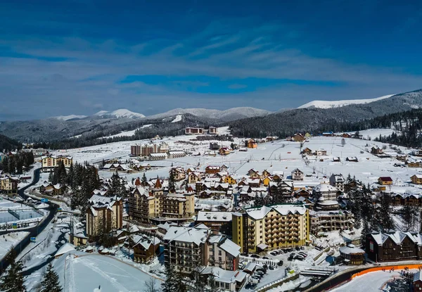 Bukovel, Ukrayna - 19 Mart, 2018: soğuk kış günü güzel doğada. Bukovel Kayak Park Karpat Dağları'nda. Güney Avrupa'nın aktif Turizm için popüler bir yer