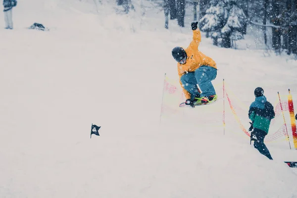 Bukoveľ Ukrajina Březen 2018 Snowboardová Soutěž Zimě Parku Mladí Sportovci — Stock fotografie