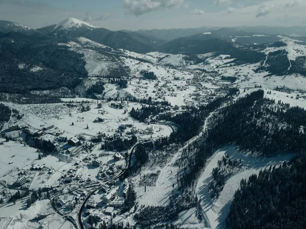 寒い雪の降る日に山の美しい空中ドローン風景写真 冬のアクティブな観光の旅行先 カルパティア山公園で自然の美しさ — ストック写真