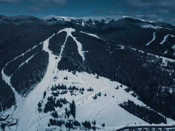 Schöne Drohnenlandschaftsaufnahme Von Bergen Kaltem Verschneitem Tag Reiseziel Für Aktivtourismus — Stockfoto