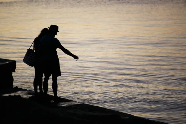 Silhouette Junger Menschen Meer Touristenpaar Genießt Schönen Sonnenuntergang Strand Touristen — Stockfoto