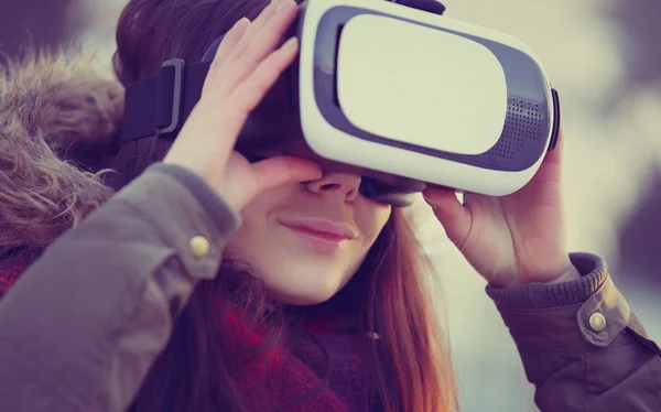 在移动游戏应用中使用虚拟现实眼镜的年轻女性 — 图库照片