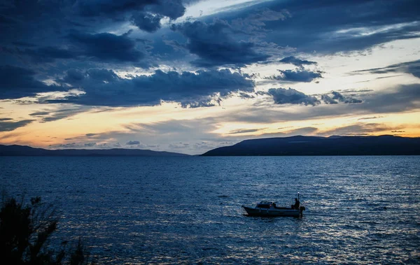 Perahu Motor Kecil Berderak Laut Adriatik Pada Senja Indah Matahari — Stok Foto