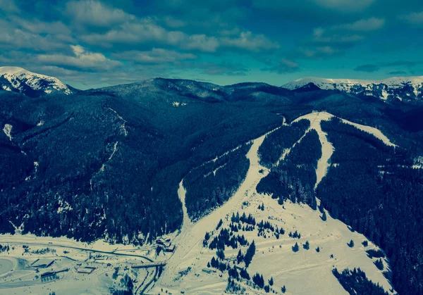 Wunderschönes Drohnenpanorama Der Berglandschaft Kalten Wintertagen Gefrorene Schneebedeckte Bäume Auf — Stockfoto
