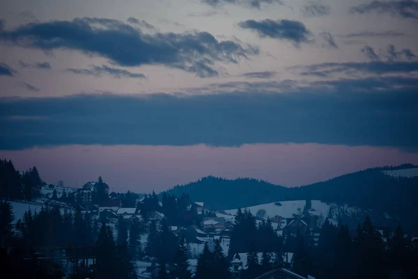 Bela Paisagem Montanhosa Céu Dramático Nublado Acima Aldeia Nas Montanhas — Fotografia de Stock