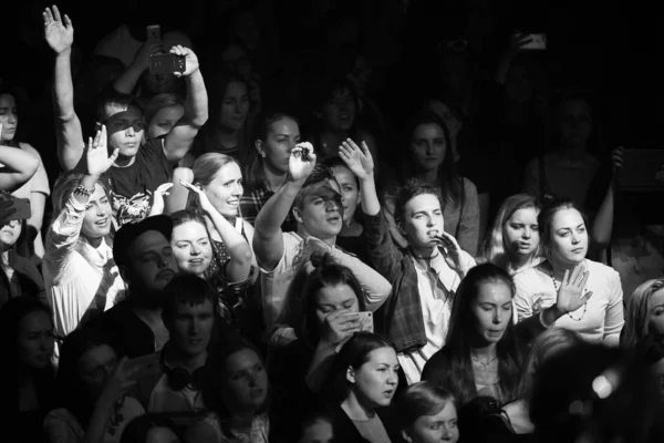 Moskva Června 2016 Nadšeni Hudební Fanoušky Zpívat Zpěvák Koncert Kapely — Stock fotografie