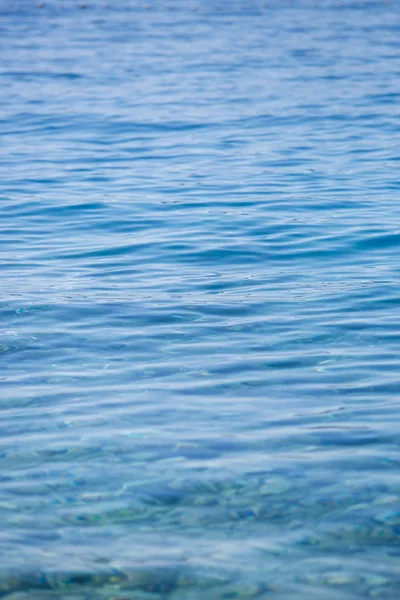 アドリア海の澄んだ水が輝いています 鮮やかなブルー色 — ストック写真