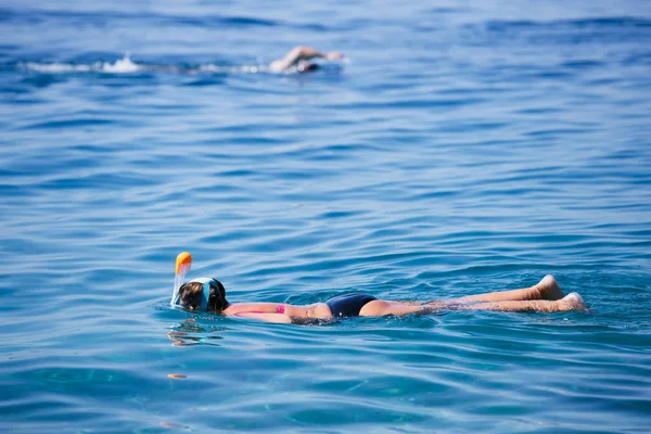 Люди Плавающие Морской Воде — стоковое фото