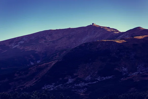 Antico Castello Cima Alle Montagne Dei Carpazi Tramonto Destinazione Turistica — Foto Stock