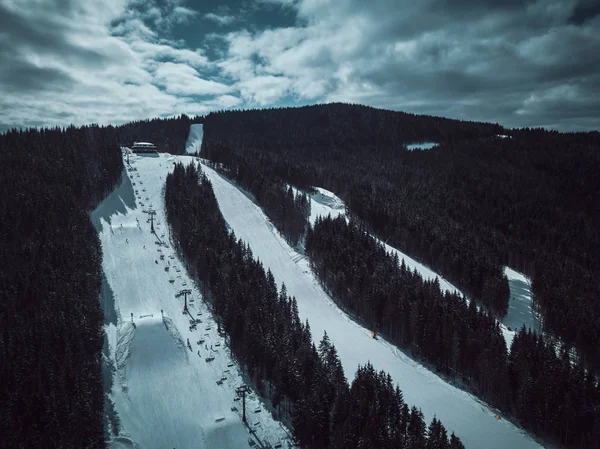 Schöne Drohnenlandschaftsaufnahme Von Bergen Kaltem Verschneitem Tag Reiseziel Für Aktivtourismus — Stockfoto