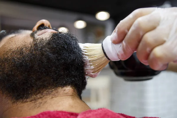 Cabeleireiro Barbeiro Espalhando Creme Barbear Branco Com Escova Profissional Preto — Fotografia de Stock