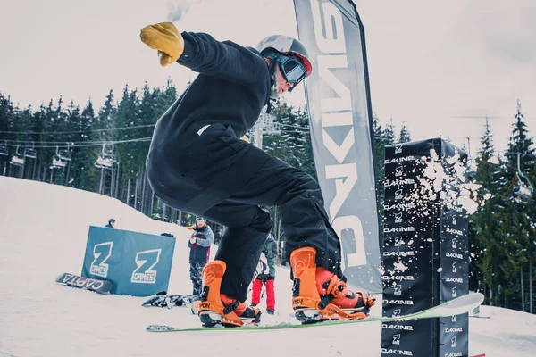 Bukoveľ Ukrajina Březen 2018 Snowboardová Soutěž Zimě Parku Mladí Sportovci — Stock fotografie