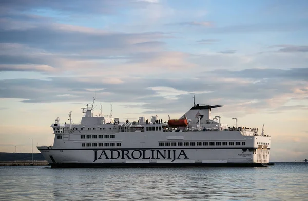 Hırvatistan'da gün batımında koltukta tekne