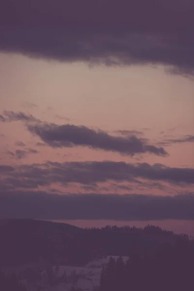 Dramatische Bewolkte Hemel Bergen Koude Winterseizoen Wolken Boven Bos — Stockfoto