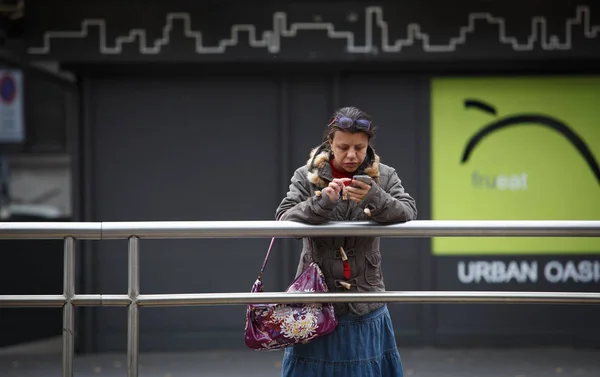 Donna Che Utilizza Telefono Cellulare Sulla Strada Della Città — Foto Stock