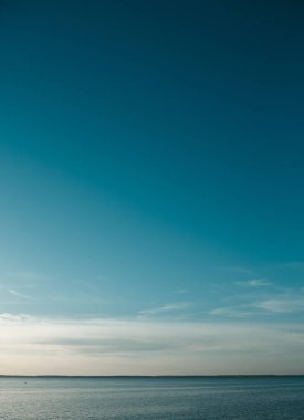 Güzel alacakaranlık sahil üzerinde. Güneş ufukta okyanus su üzerinde geçiyor. Egzotik yaz tatili için seyahat hedef