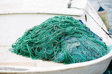 Balıkçı ağı teknede, yakın mesafede.