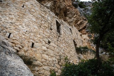 Biokovo dağlarında eski Hırvat tahkimatı Kastel kalıntıları. Eski ortaçağ kalesi