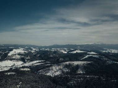 Güzel hava dron manzara fotoğraf soğuk karlı gün dağlarda. Kışın seyahat hedef aktif Turizm için. Karpat mountain Park doğanın güzelliği.
