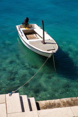 Güzel zümrüt yeşil Adriyatik Denizi'nde Hırvatistan sürüklenen küçük motorlu tekne. Deniz taşıtları ve git fisging ve scuba diving ile Avrupa'nın Hırvat resort kristal berraklığında su kira