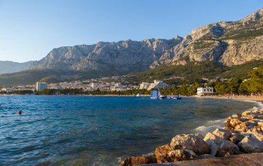 Makarska, Hırvatistan - 22 Haziran, 2017: güzel egzotik yaz resort üzerinde Hırvatça coast, Adriyatik Denizi ile fantastik koyu mavi su. Avrupa'nın tropikal tatil yaz seyir keyfini