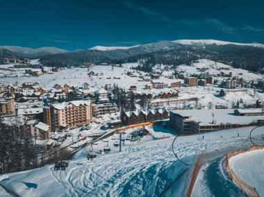 Bukovel, Ukrayna - 19 Mart, 2018: soğuk kış günü güzel doğada. Bukovel Kayak Park Karpat Dağları'nda. Güney Avrupa'nın aktif Turizm için popüler bir yer