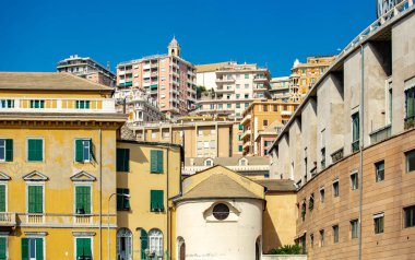 İtalya, Genova - 12 Ekim, 2018: güzel eski şehir Cenova. Renkli evler mavi gökyüzünün altında. Popüler turistik alan Liguria.