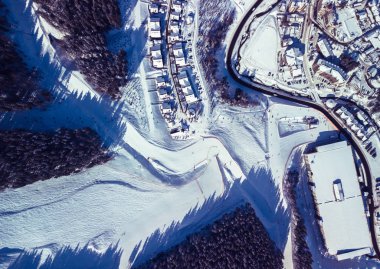 Güzel hava uçak yatay atış Karpat Dağları'nın soğuk kış günü. Orman ağaçları ve Carpahtians karda genel gider görünümünde. Güney Avrupa'nın aktif Turizm için seyahat hedef