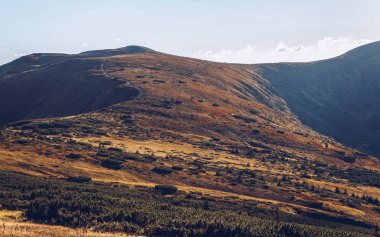 Sonbaharın güzel dağ manzarası. Instagram vintage film filtresi
