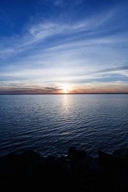 Güzel alacakaranlık sahil üzerinde. Güneş ufukta okyanus su üzerinde geçiyor. Egzotik yaz tatili için seyahat hedef