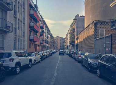 Milano,İtalya-9 Ekim,2018: Milano,Lombardia şehir sokaklarında modern İtalyan mimarisi.