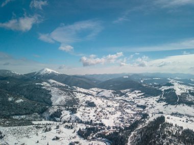 Güzel hava dron manzara fotoğraf soğuk karlı gün dağlarda. Kışın seyahat hedef aktif Turizm için. Karpat mountain Park doğanın güzelliği.