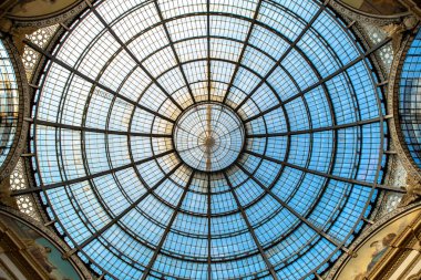 Ünlü eski moda alışveriş merkezi Milano, Italy.Old alışveriş merkezi güzel cam güneş çatı ile Galleria Vittorio Emanuele. Piazza di Milano Lombardia bölgesinde yer alan lüks giyim mağazası.