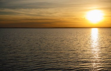Güzel alacakaranlık sahil üzerinde. Güneş ufukta okyanus su üzerinde geçiyor. Egzotik yaz tatili için seyahat hedef