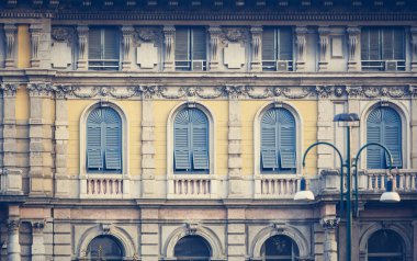 Milano,İtalya-9 Ekim,2018: Milano şehir sokaklarında güzel İtalyan mimarisi,Lombardia.Sforza Kalesi yakınındaki Çeşme ve etrafta dolaşan turist 