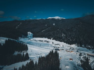 Güzel hava dron manzara fotoğraf soğuk karlı gün dağlarda. Kışın seyahat hedef aktif Turizm için. Karpat mountain Park doğanın güzelliği. 