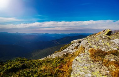 Güzel güneşli bir günde Karpat mountain park. Mavi sonbahar gökyüzü altında yayla panorama