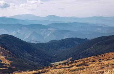 Sonbaharın güzel dağ manzarası. Instagram vintage film filtresi