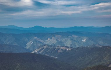 Sonbaharın güzel dağ manzarası. Instagram vintage film filtresi