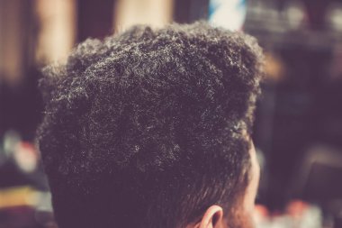 Genç siyah erkek kuaför salonu salonda saçı keser. Erkek güzellik tedavi sürecinde profesyonel berber dükkanı. Yeni şık saç, sakal ve bıyık yakışıklı olmak döşeme yapmak